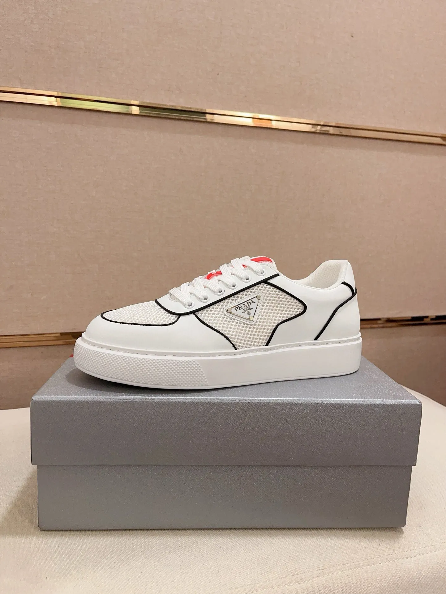 Men's shoes 💰 580💰 ✔️✔️✔️High-quality new PRADA counters are launched at the same time. The new men's shoes and 😘fabrics are selected from first-layer cowhide and are made by pure handicrafts. Lining: Full cowhide lining. 👍🏿 High-end ☄️ air-cushion molded anti-slip rubber outsole, exquisite lines, simple and elegant, comfortable and high-end for leisure travel. Code number: 38 to 44 (45 can be customized)